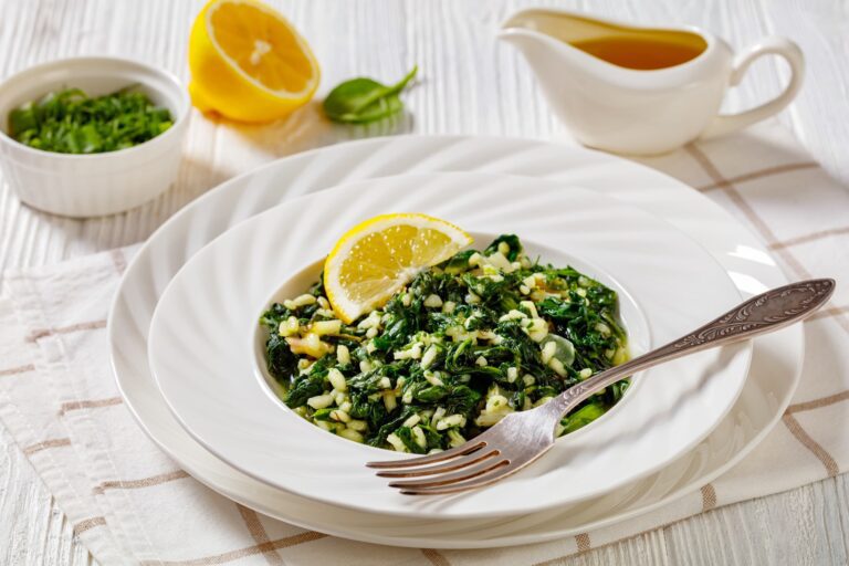 Spanakorizo, épinards au riz, une recette traditionnelle grecque.