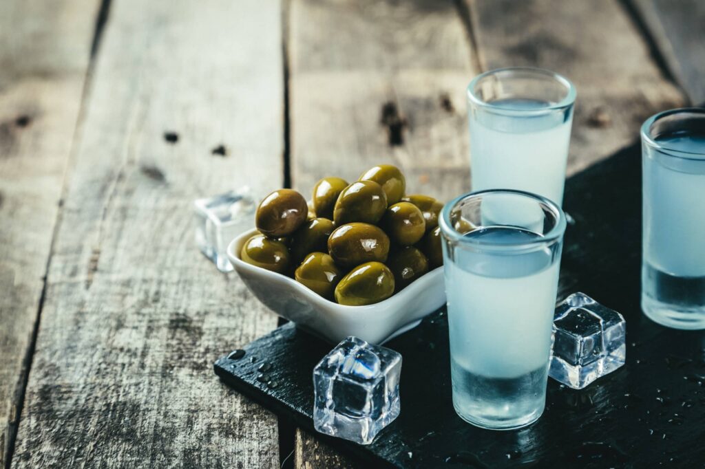 Les alcools grecs: histoire, régions et accompagnements