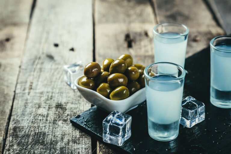 Les alcools grecs: histoire, régions et accompagnements