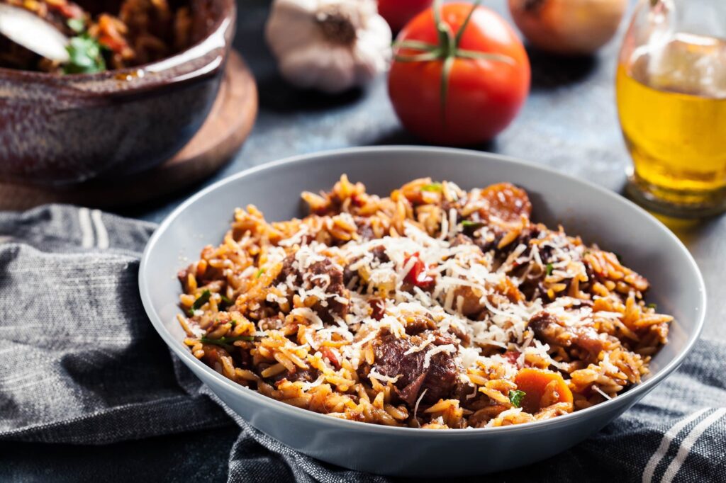 Giouvetsi, un plat grec traditionnel composé de viande, de kritharaki, de tomates et cuit lentement au four.