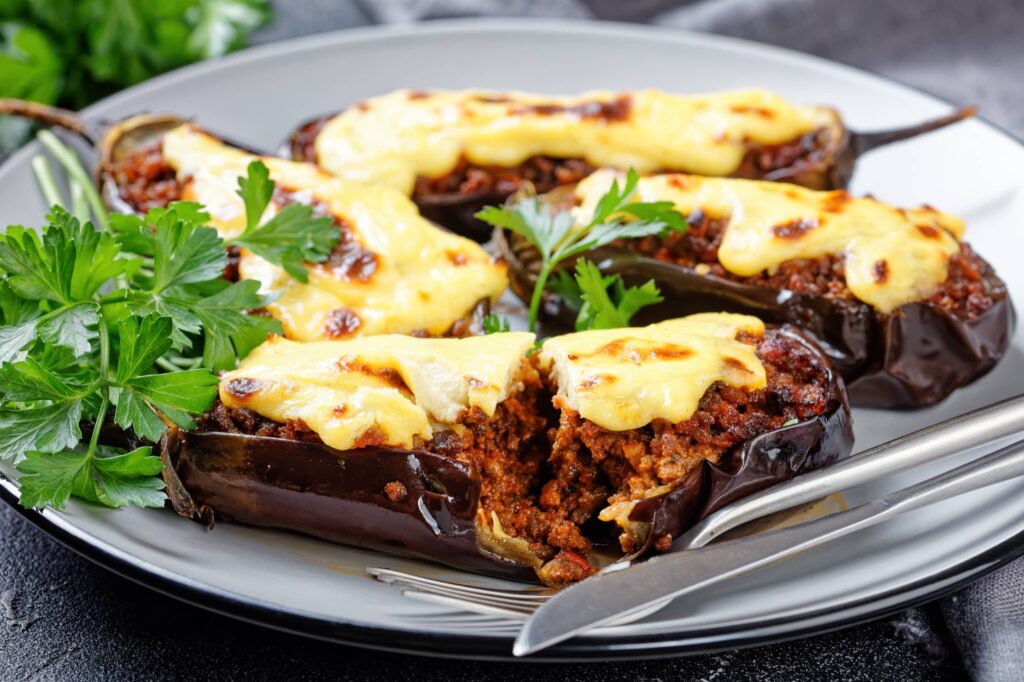 Aubergines farcies à la grecque avec boeuf haché, tomates, garnies de sauce béchamel au fromage