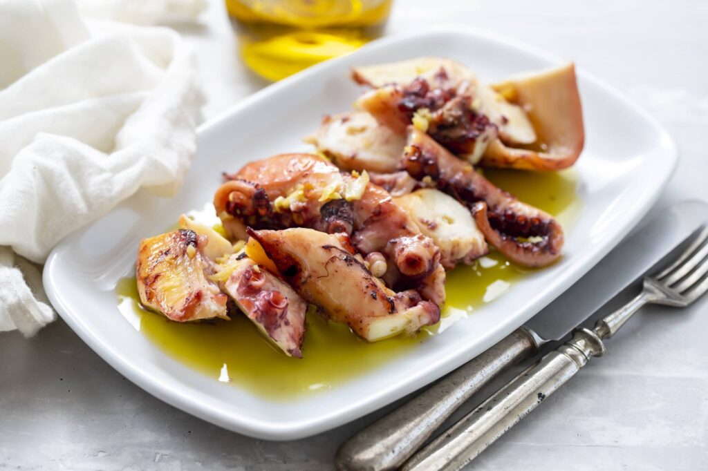 Morceaux de calmar géant à l'huile d'olive et au basilic