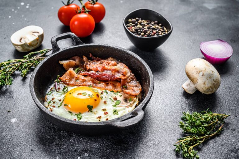Oeufs au plat avec bacon et légumes grillés