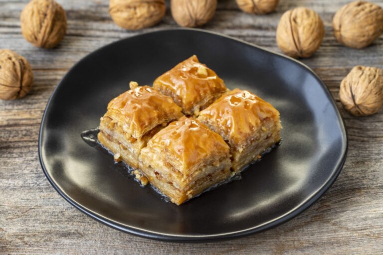 Gâteau grec Baklava sur une assiette noire