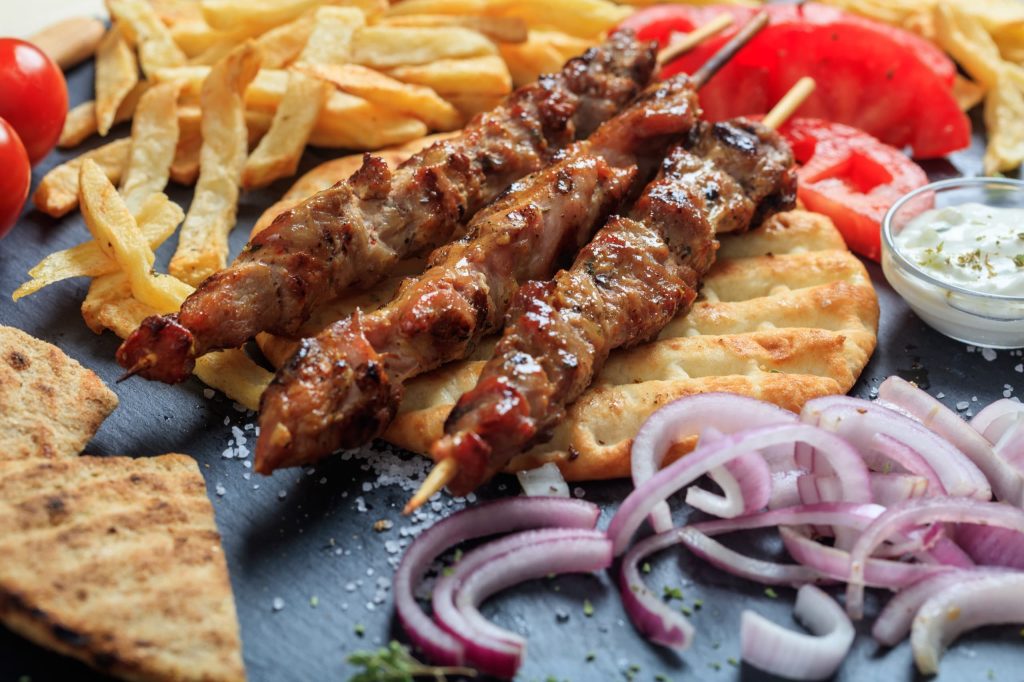 Brochettes de viande grillée sur pain pita