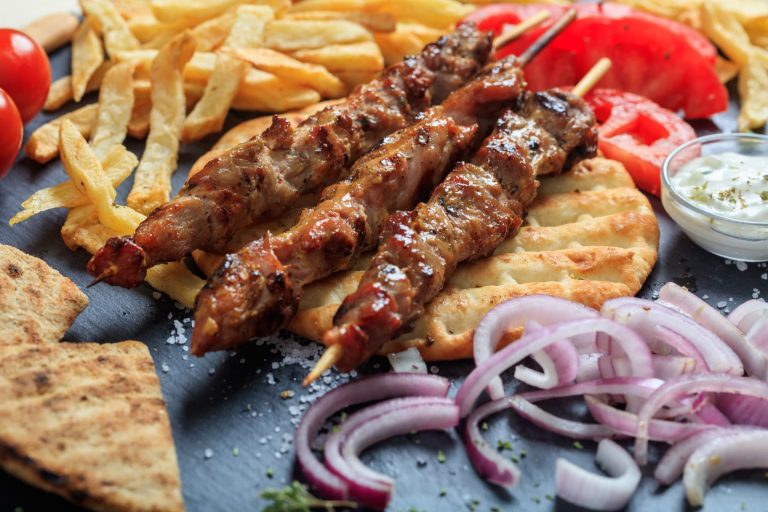 Brochettes de viande grillée sur pain pita